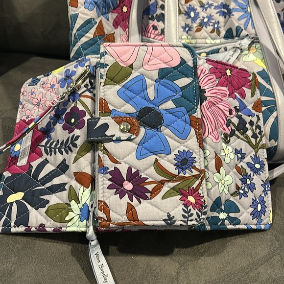 Vera Bradley Bengal Lily Small Trimmed Vera Tote Bag & RFID Smartphone Wristlet - Picture 9 of 9